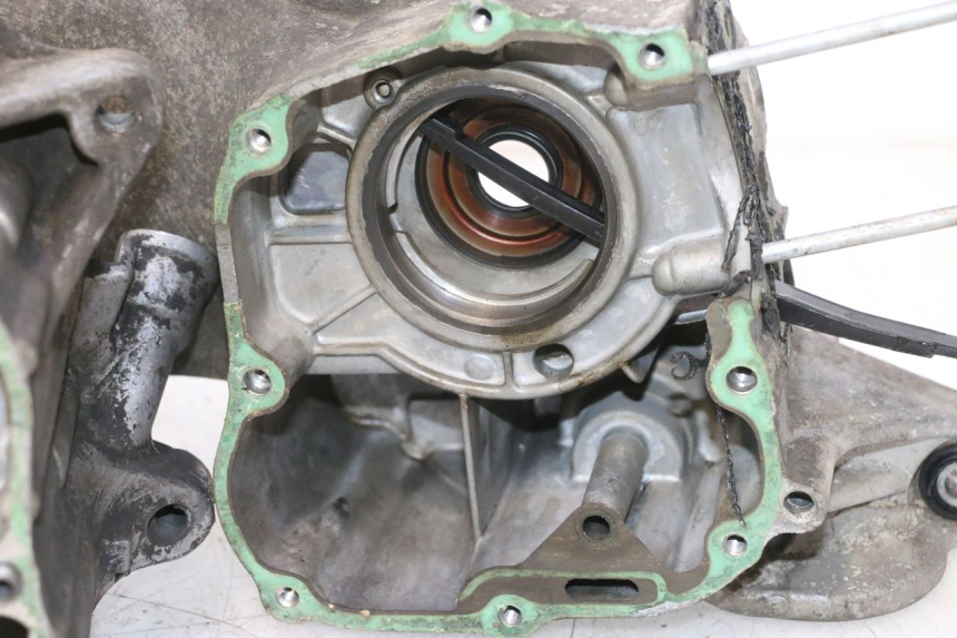 photo de ENGINE CRANKCASE HONDA SCV LEAD 100 (2003 - 2007) - Surface and material condition