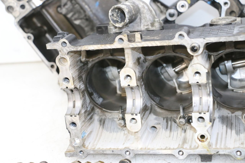 photo de ENGINE CRANKCASE SUZUKI GSR 750 (2011 - 2017) - Distinctive features