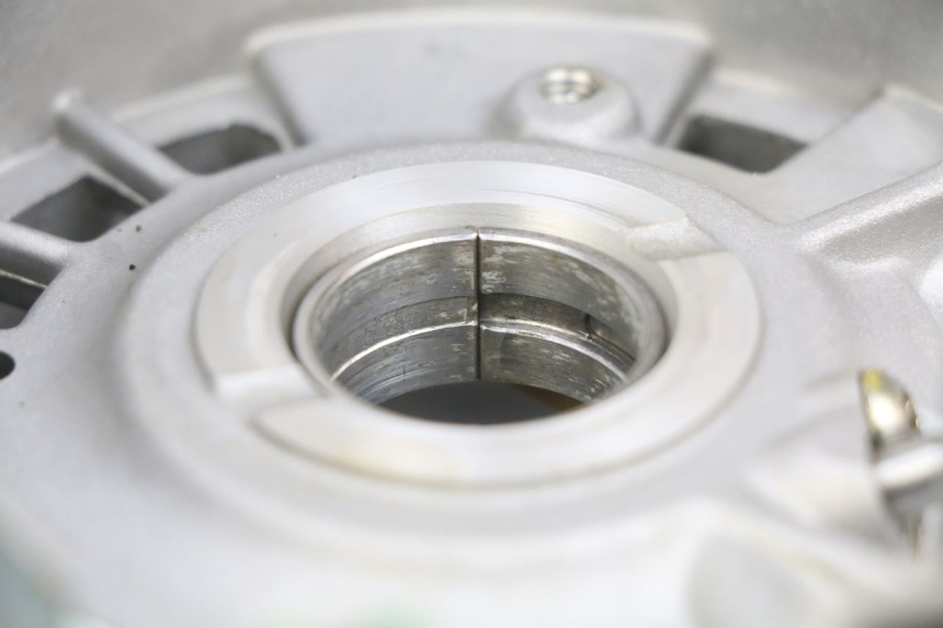 photo de ENGINE LOWER CRANKCASE PIAGGIO VESPA GTS IGET ABS 125 (2017 - 2023) - Alternative angle