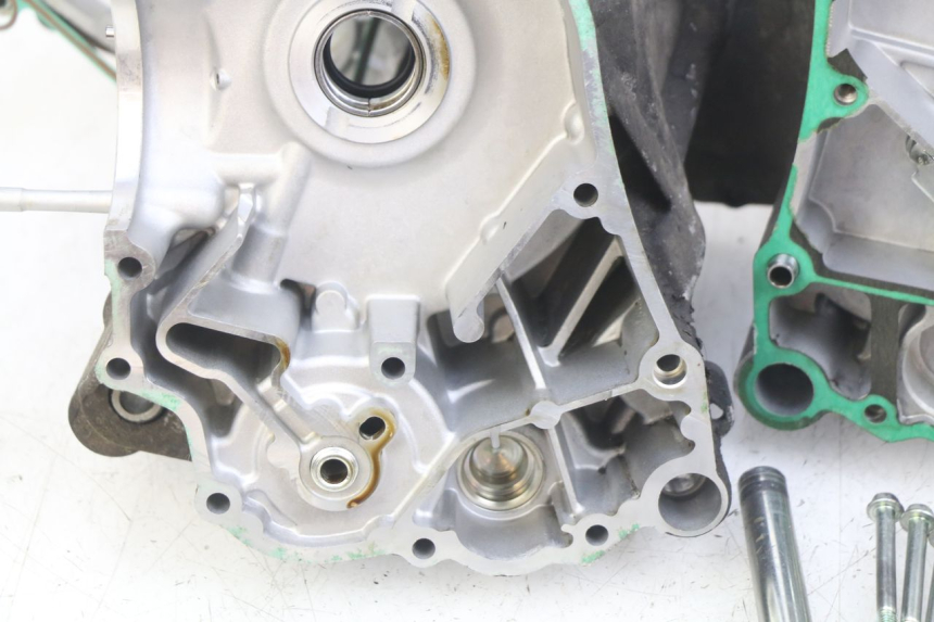 photo de ENGINE LOWER CRANKCASE PIAGGIO VESPA GTS IGET ABS 125 (2017 - 2023) - Alternative perspective