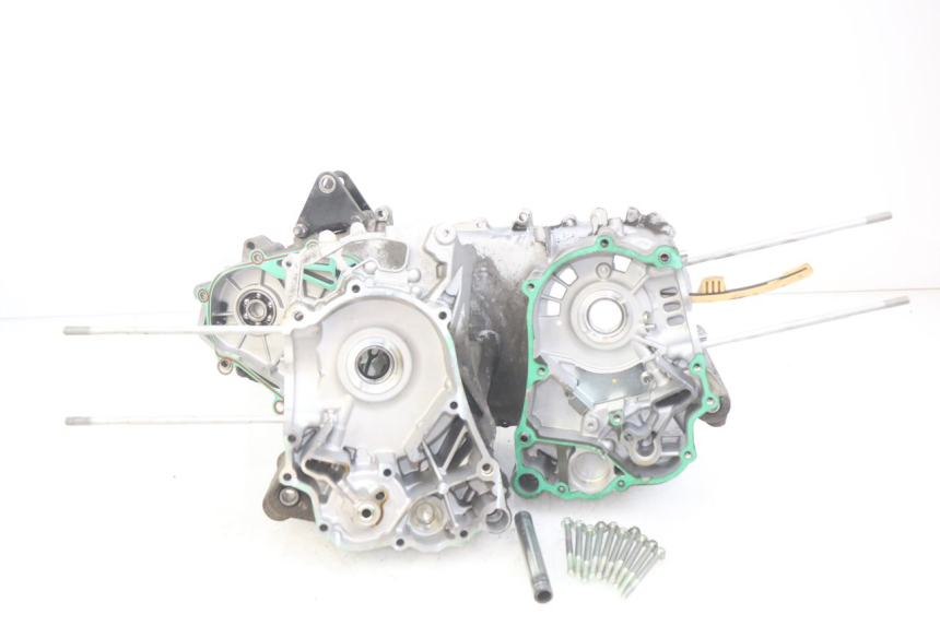 photo de ENGINE LOWER CRANKCASE PIAGGIO VESPA GTS IGET ABS 125 (2017 - 2023) - Alternative perspective