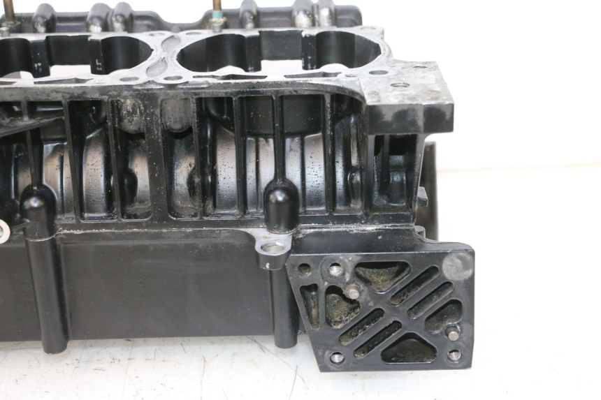 photo de ENGINE CRANKCASE YAMAHA WAVE RUNNER GP R 1200 (2000 - 2003) - Alternative angle