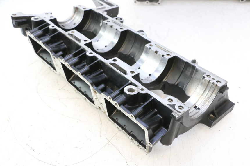 photo de ENGINE CRANKCASE YAMAHA WAVE RUNNER GP R 1200 (2000 - 2003) - Alternative perspective
