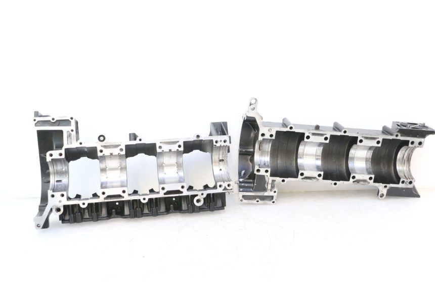 photo de ENGINE CRANKCASE YAMAHA WAVE RUNNER GP R 1200 (2000 - 2003) - Distinctive features
