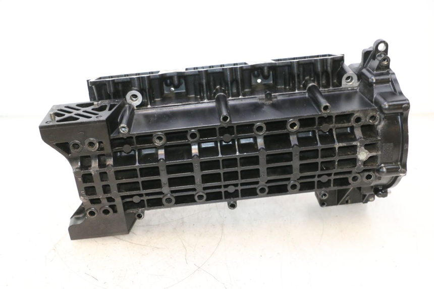 photo de ENGINE CRANKCASE YAMAHA WAVE RUNNER GP R 1200 (2000 - 2003) - Technical close-up