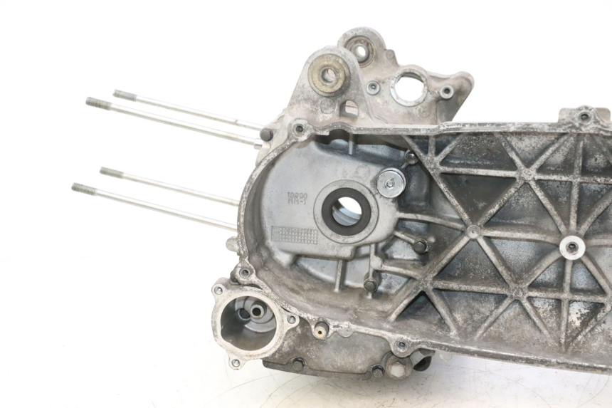 photo de BOTTOM ENGINE CASING YAMAHA XMAX X-MAX 125 (2006 - 2009) - Distinctive features