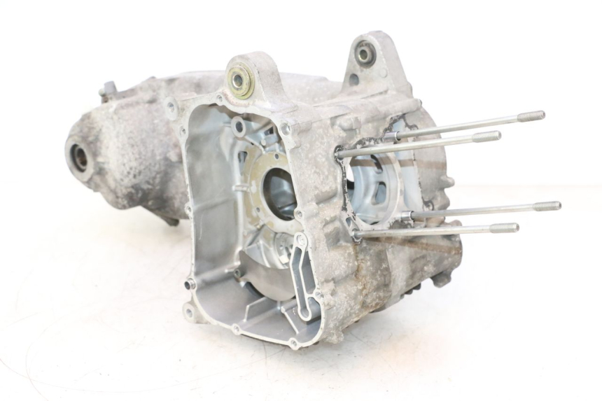 photo de BOTTOM ENGINE CASING YAMAHA XMAX X-MAX 125 (2006 - 2009) - Detailed visual inspection