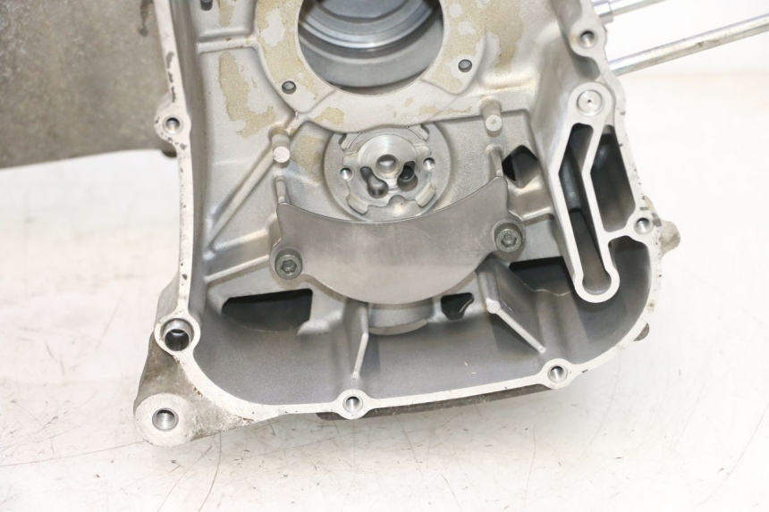 photo de BOTTOM ENGINE CASING YAMAHA XMAX X-MAX 125 (2006 - 2009) - Alternative angle