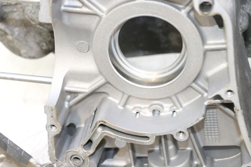 photo de BOTTOM ENGINE CASING YAMAHA XMAX X-MAX 125 (2006 - 2009) - Alternative perspective