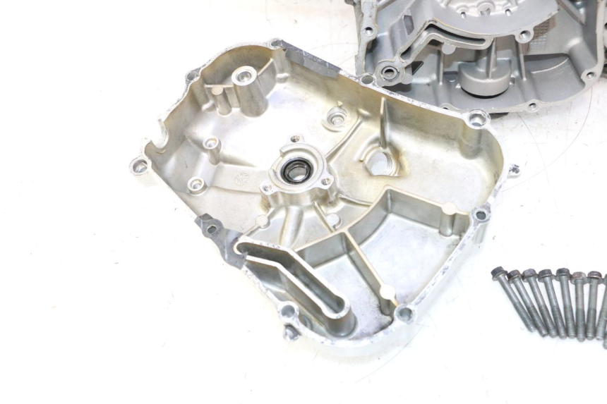 photo de BOTTOM ENGINE CASING YAMAHA XMAX X-MAX 125 (2006 - 2009) - Surface and material condition