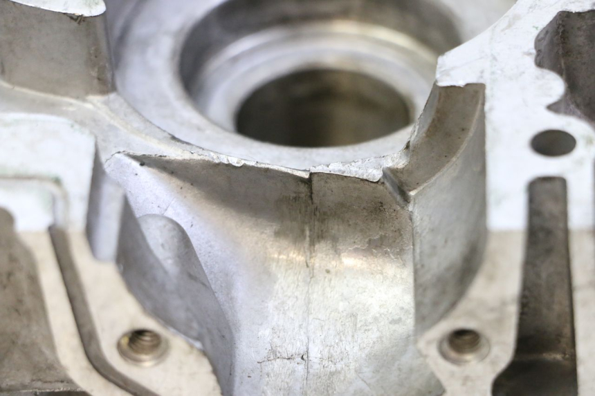 photo de RIGHT ENGINE CRANKCASE PEUGEOT KISBEE 2T 50 (2018 - 2022) - Surface and material condition