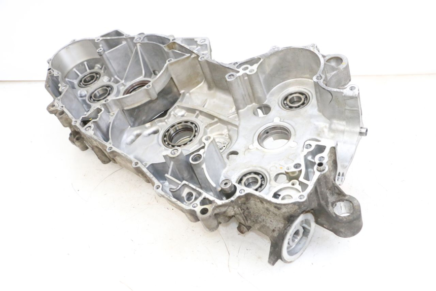 photo de LEFT ENGINE CRANKCASE SUZUKI BURGMAN 650 (2013 - 2020) - Additional view of the item