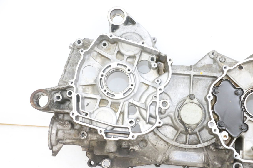 photo de LEFT ENGINE CRANKCASE SUZUKI BURGMAN 650 (2013 - 2020) - Alternative angle
