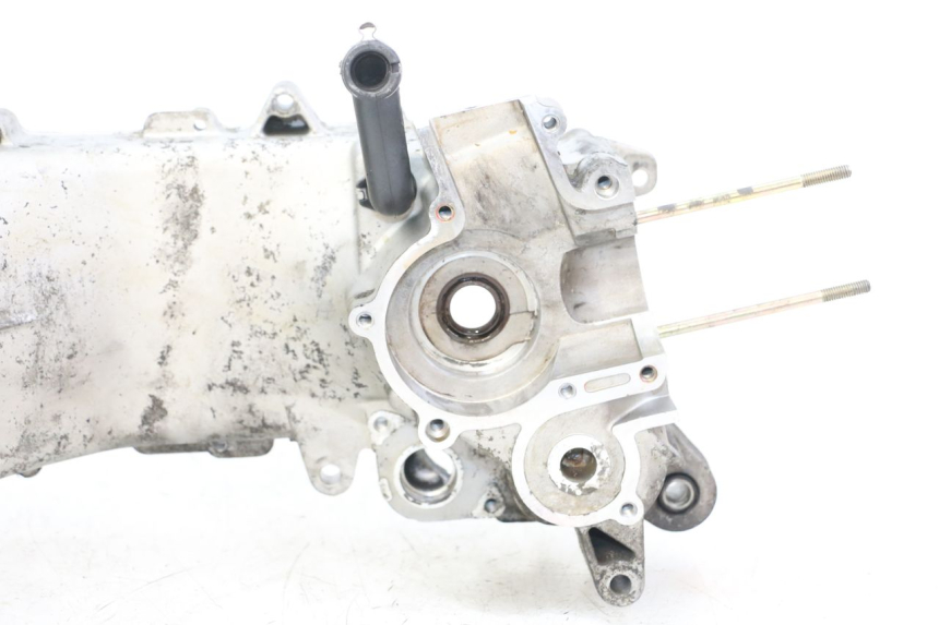 photo de LEFT ENGINE CRANKCASE PIAGGIO VESPA LX 2T 50 (2005 - 2013) - Zoom on usage condition