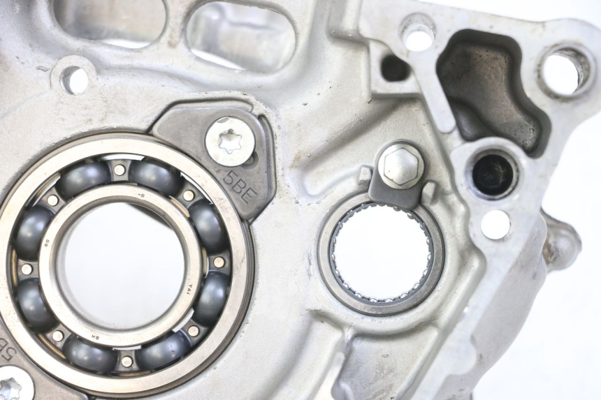 photo de LEFT ENGINE CRANKCASE YAMAHA YZ-F YZF 250 (2007 - 2013) - Focus on structure