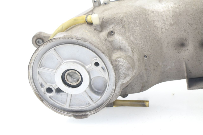 photo de LEFT ENGINE CRANKCASE YAMAHA YP MAJESTY 125 (2002 - 2006) - Alternative perspective