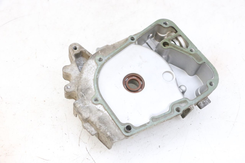 photo de STATOR COVER PEUGEOT KISBEE 4T 50 (2010 - 2017) - Zoom on usage condition