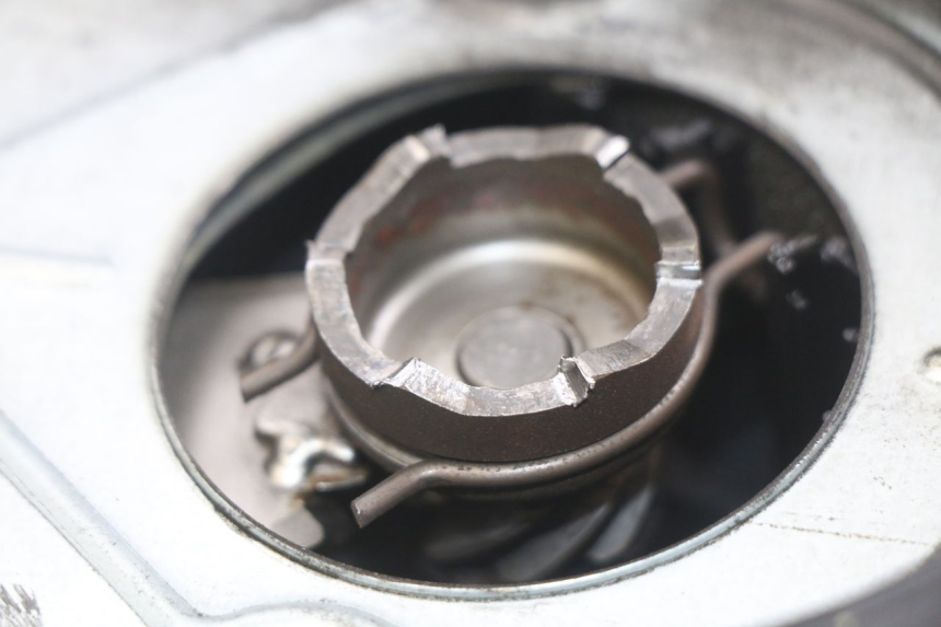 photo de VARIATOR COVER SYM MIO 50 (2011 - 2017) - Zoom on usage condition