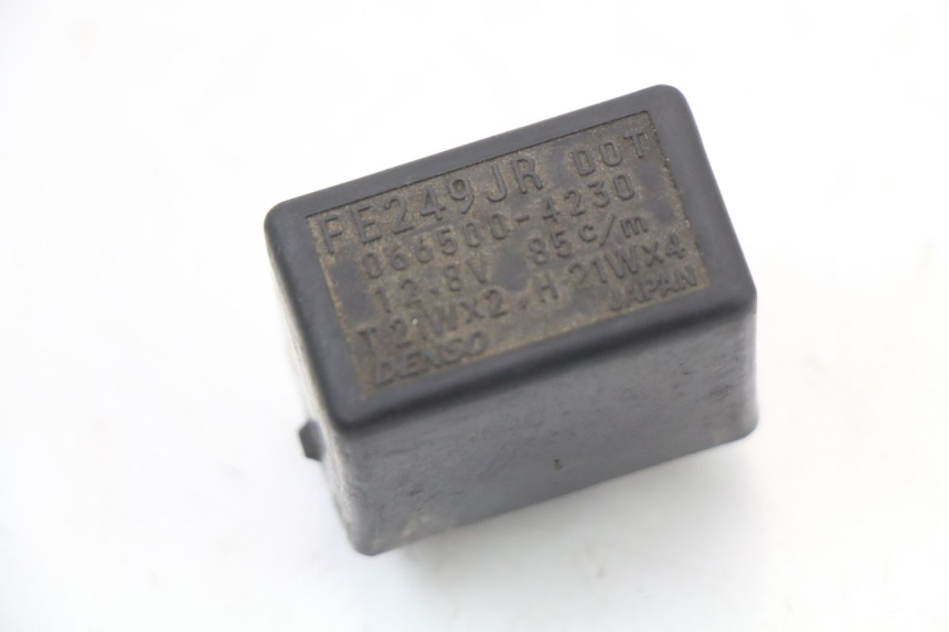 photo de TURN SIGNAL RELAY SUZUKI GZ MARAUDER 125 (1998 - 2004) - Zoom on usage condition