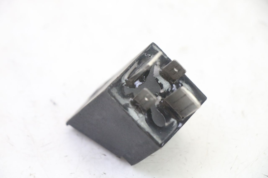 photo de TURN SIGNAL RELAY PIAGGIO NEW TYPHOON 50 (2018 - 2021) - Alternative perspective