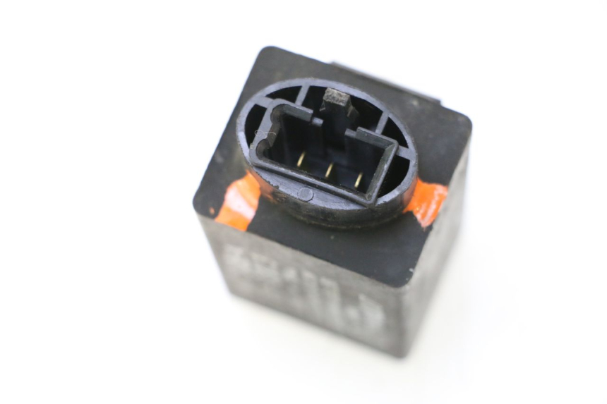 photo de TURN SIGNAL RELAY HONDA ST PAN EUROPEAN 1100 (1990 - 2002) - Alternative perspective