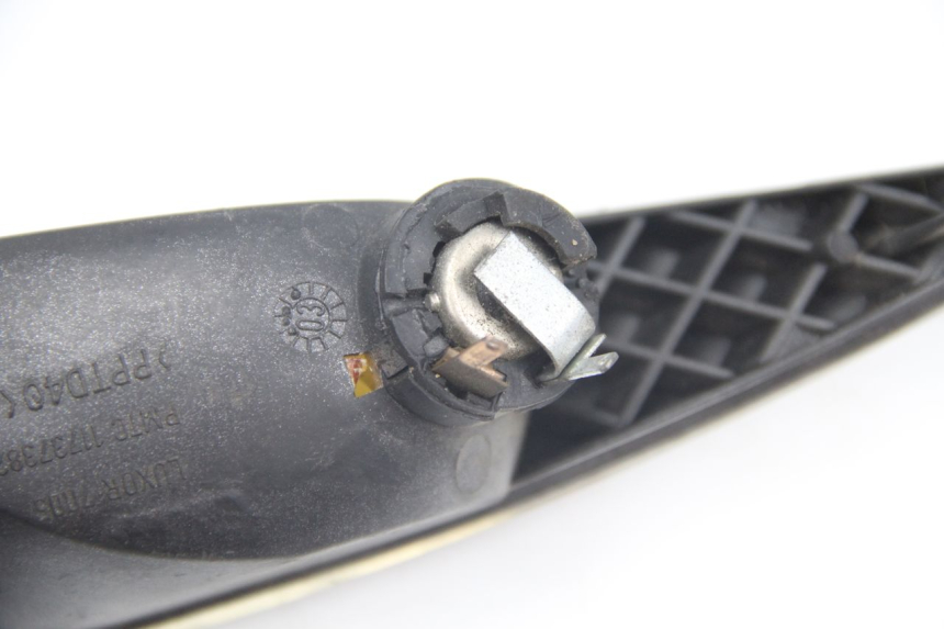 photo de REAR RIGHT TURN SIGNAL PEUGEOT ELYSTAR 125 (2002 - 2007) - Alternative perspective