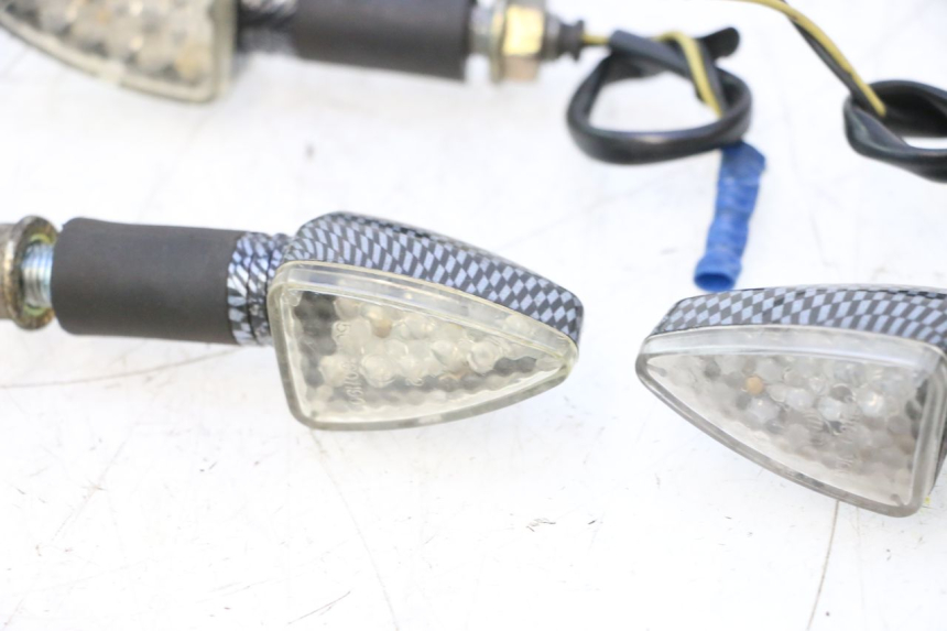 photo de REAR TURN SIGNAL PEUGEOT LUDIX SNAKE 2T 50 (2004 - 2014) - Fixing points details