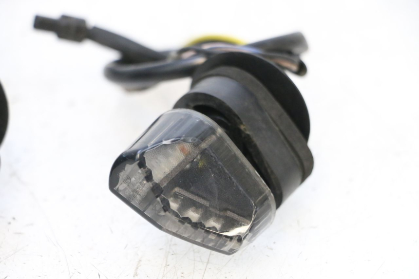 photo de REAR TURN SIGNAL PIAGGIO MP3 RL 250 (2006 - 2010) - Surface and material condition