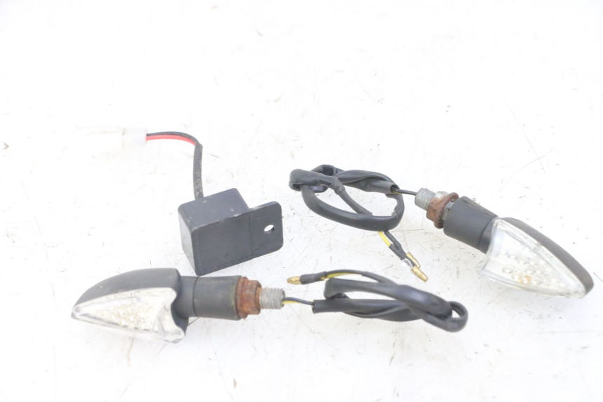 photo de FRONT TURN SIGNAL HONDA CBF 500 (2004 - 2007) - Additional view of the item