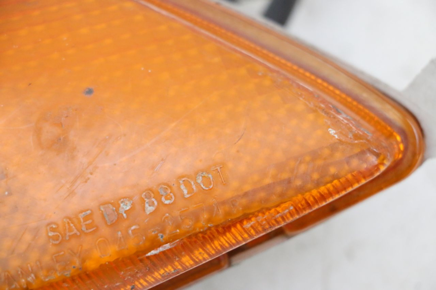 photo de FRONT RIGHT TURN SIGNAL HONDA CBR F SC25 1000 (1989 - 1992) - Component zoom