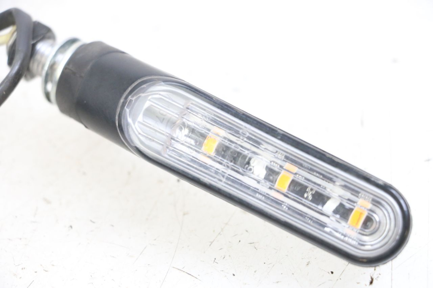 photo de FRONT RIGHT TURN SIGNAL HUSQVARNA SVARTPILEN 401 (2018 - 2023) - Zoom on usage condition