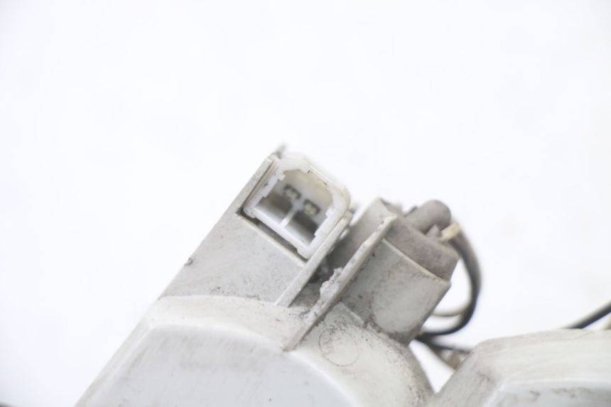 photo de FRONT RIGHT TURN SIGNAL PIAGGIO VESPA GRANTURISMO 125 (2003 - 2007) - Fixing points details