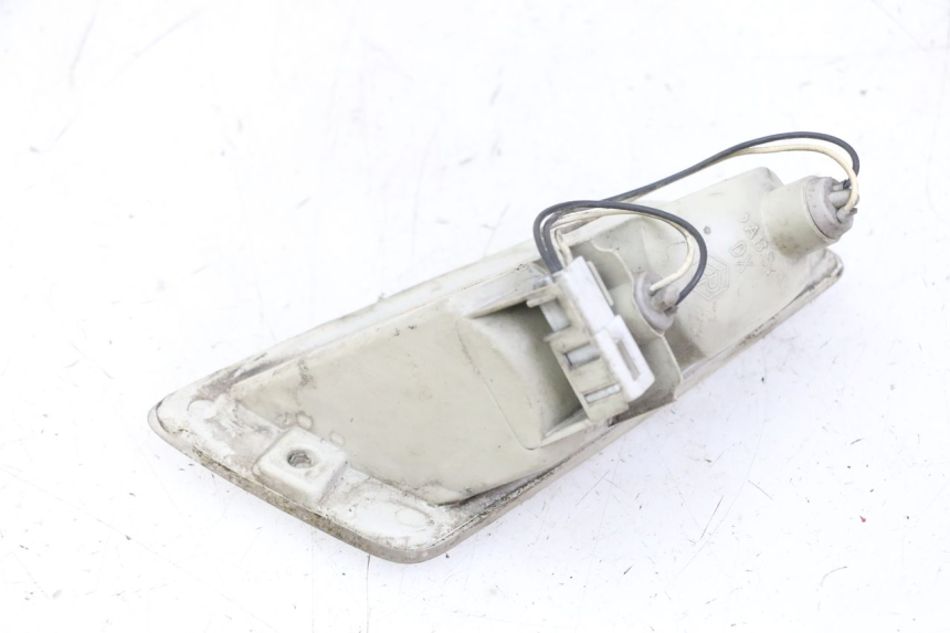 photo de FRONT RIGHT TURN SIGNAL PIAGGIO VESPA GRANTURISMO 200 (2004 - 2005) - Zoom on usage condition