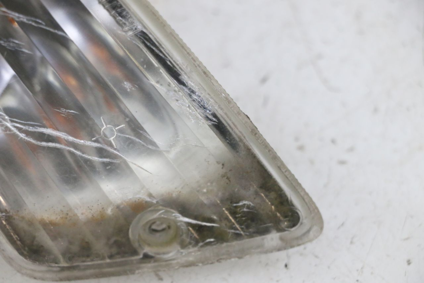 photo de FRONT RIGHT TURN SIGNAL PIAGGIO VESPA GRANTURISMO 200 (2004 - 2005) - Fixing points details