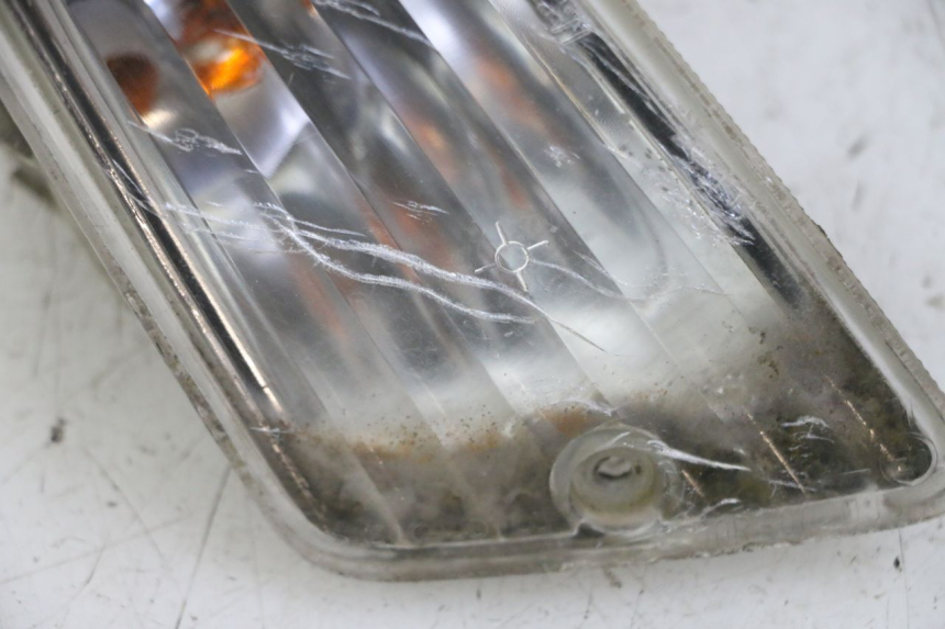 photo de FRONT RIGHT TURN SIGNAL PIAGGIO VESPA GRANTURISMO 200 (2004 - 2005) - Surface and material condition