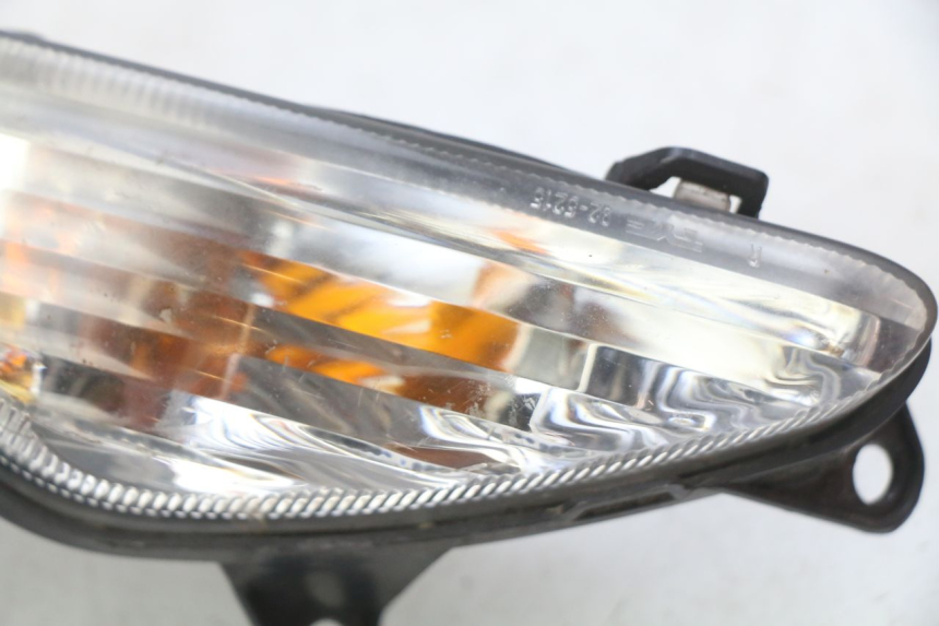 photo de RIGHT FRONT TURN SIGNAL SUZUKI SIXTEEN 125 (2008 - 2010) - Zoom on usage condition