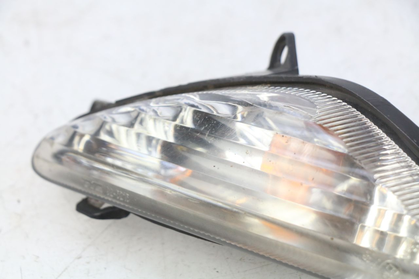 photo de RIGHT FRONT TURN SIGNAL SUZUKI SIXTEEN 125 (2008 - 2010) - Alternative perspective