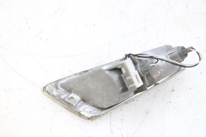 photo de RIGHT FRONT TURN SIGNAL PIAGGIO VESPA GTS SUPER IE 125 (2009 - 2016) - Technical close-up