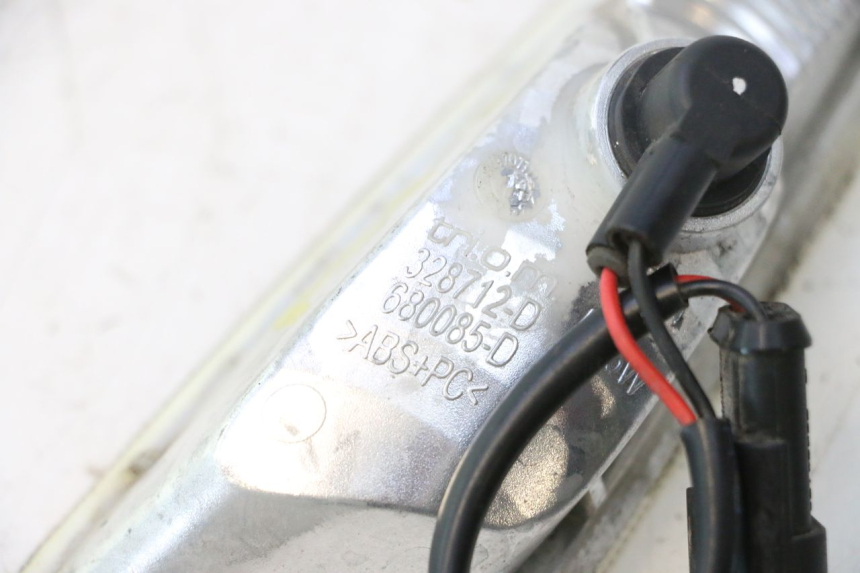 photo de RIGHT FRONT TURN SIGNAL PIAGGIO VESPA PRIMAVERA 2T 50 (2013 - 2018) - Surface and material condition