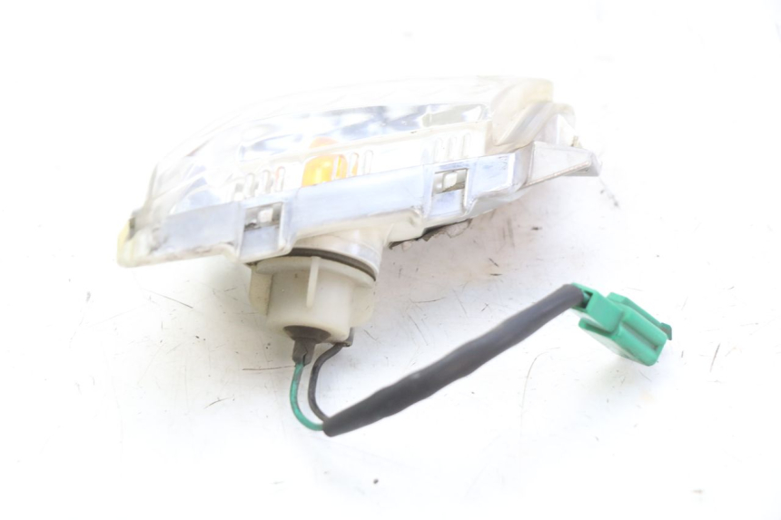 photo de RIGHT FRONT TURN SIGNAL YAMAHA XMAX X-MAX 125 (2006 - 2009) - Technical close-up