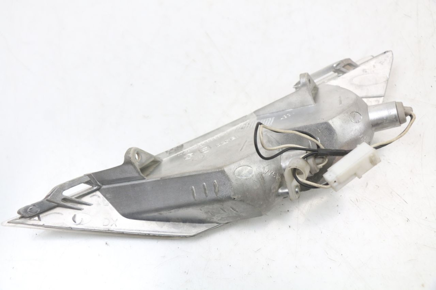 photo de RIGHT FRONT TURN SIGNAL PIAGGIO X8 125 (2004 - 2007) - Alternative perspective