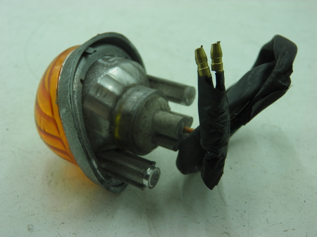 photo de FRONT LEFT TURN SIGNAL  DAELIM BESBI 125 (2007 - 2008) - Zoom on usage condition