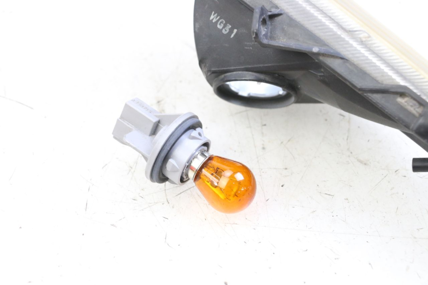 photo de FRONT LEFT TURN SIGNAL  HONDA FJS SILVER WING SILVERWING 400 (2005 - 2008) - Alternative perspective