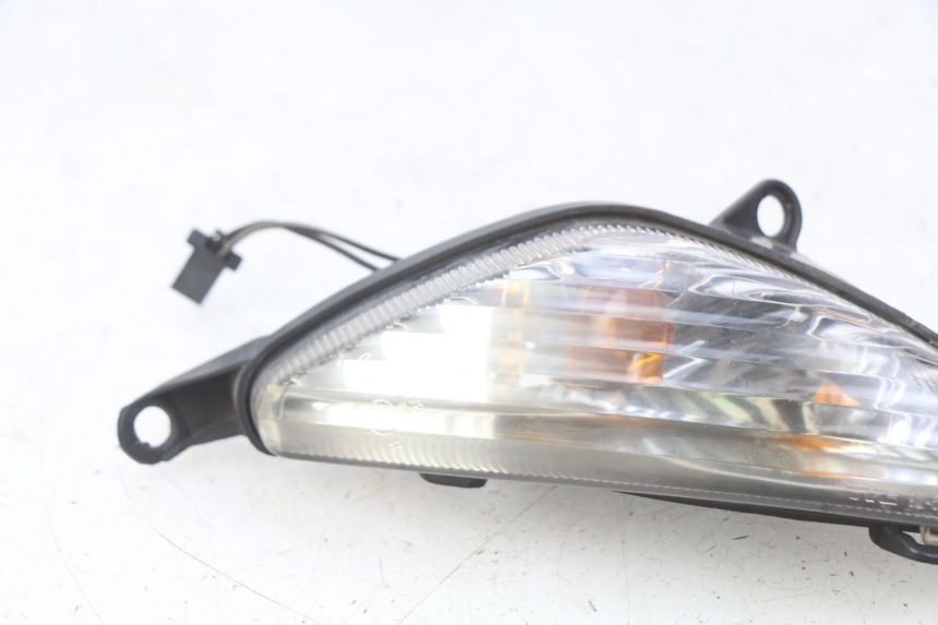 photo de LEFT FRONT TURN SIGNAL SUZUKI SIXTEEN 125 (2008 - 2010) - Zoom on usage condition