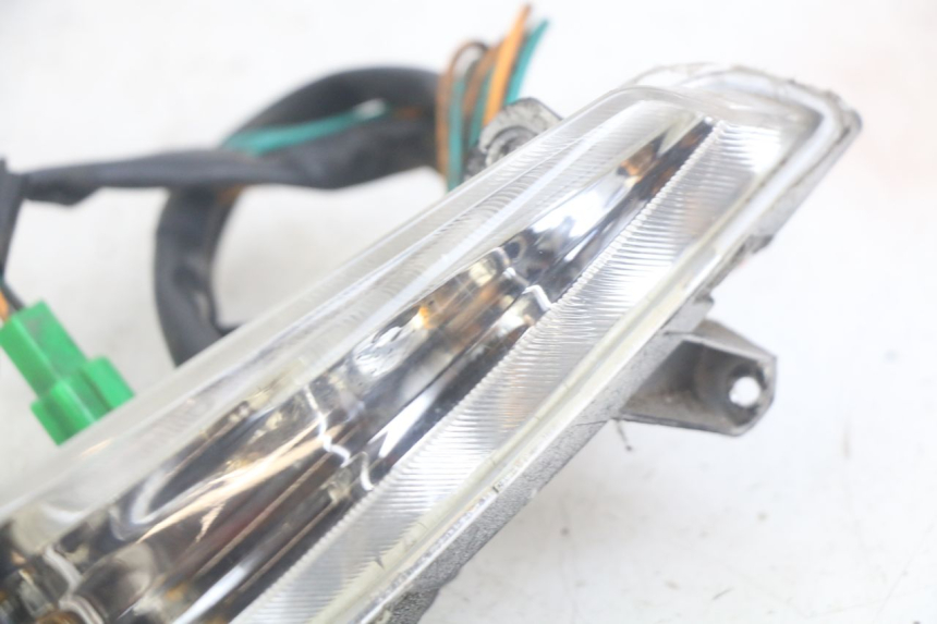 photo de LEFT FRONT TURN SIGNAL PEUGEOT TWEET 4T 50 (2010 - 2014) - Zoom on usage condition