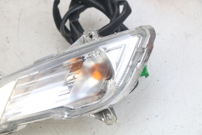 photo de LEFT FRONT TURN SIGNAL PEUGEOT TWEET 4T 50 (2018 - 2022) - Zoom on usage condition