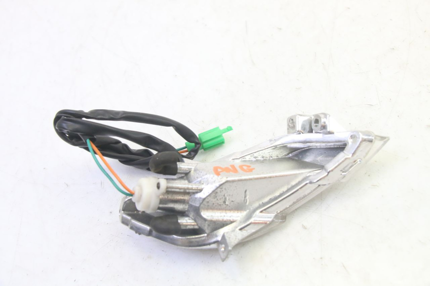 photo de FRONT LEFT TURN SIGNAL PEUGEOT TWEET PRO EFI 4T 50 (2021 - 2022) - Zoom on usage condition