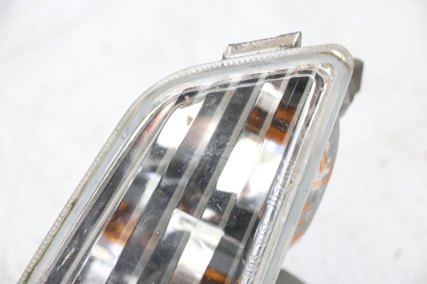 photo de LEFT FRONT TURN SIGNAL PIAGGIO VESPA GTS SUPER IE 125 (2009 - 2016) - Fixing points details