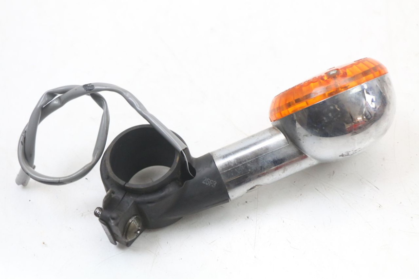 photo de FRONT LEFT TURN SIGNAL  SUZUKI VL INTRUDER 125 (2004 - 2007) - Alternative perspective
