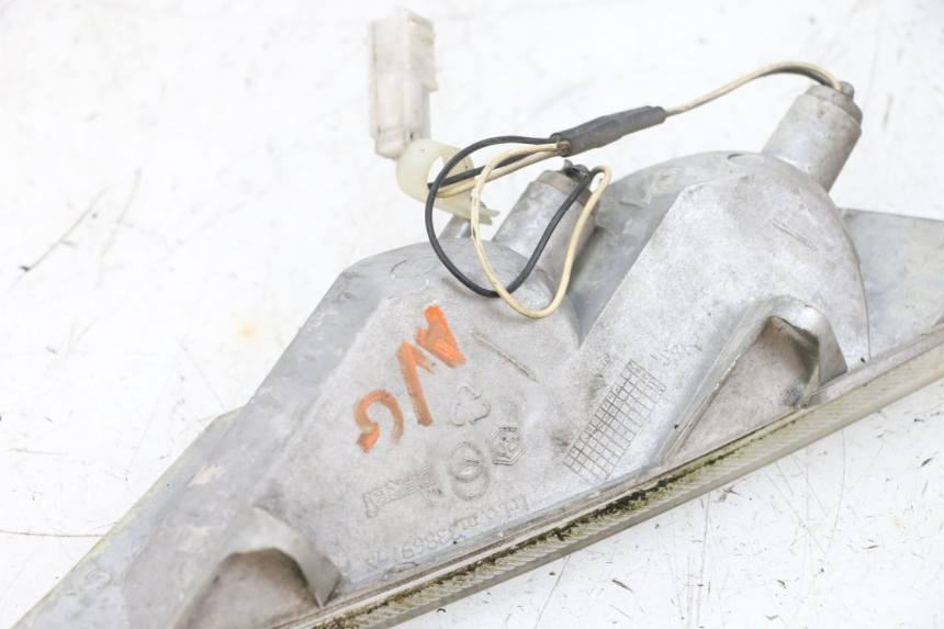 photo de LEFT FRONT TURN SIGNAL PIAGGIO X8 125 (2004 - 2007) - Alternative perspective